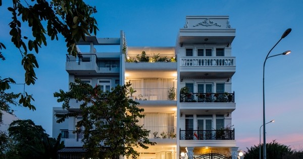 Ngôi nhà phố toàn màu trắng nổi bật ở Sài Gòn