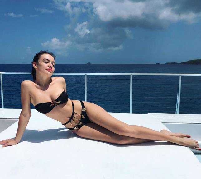 Hoa hậu Hoàn vũ Albania 2021 gây chú ý vì giống Angelina Jolie - 13