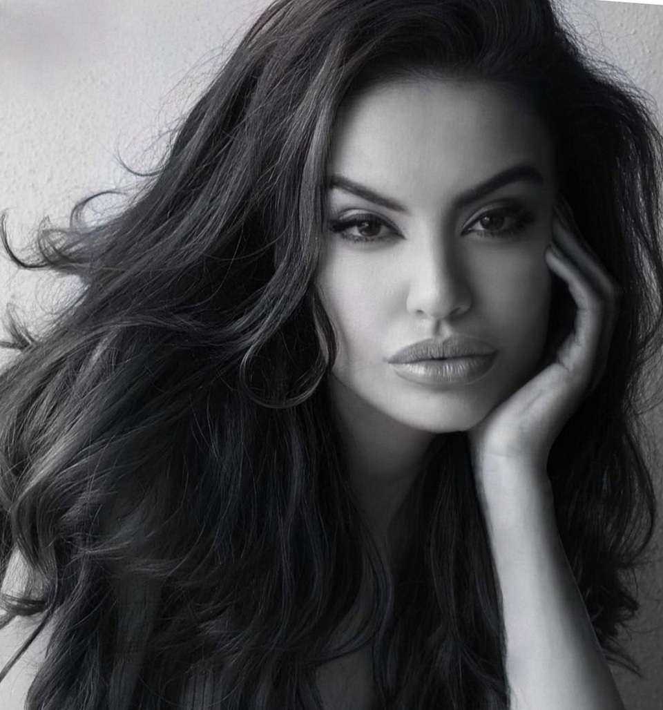 Hoa hậu Hoàn vũ Albania 2021 gây chú ý vì giống Angelina Jolie - 6