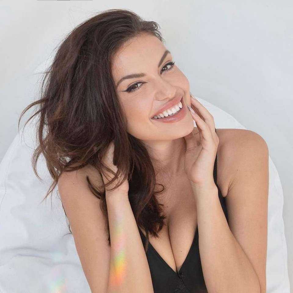 Hoa hậu Hoàn vũ Albania 2021 gây chú ý vì giống Angelina Jolie - 1
