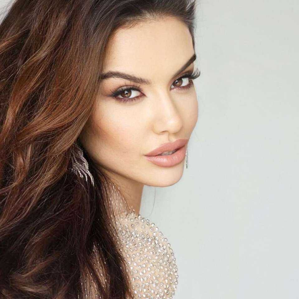 Hoa hậu Hoàn vũ Albania 2021 gây chú ý vì giống Angelina Jolie - 2