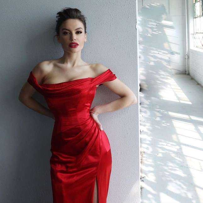 Hoa hậu Hoàn vũ Albania 2021 gây chú ý vì giống Angelina Jolie - 7