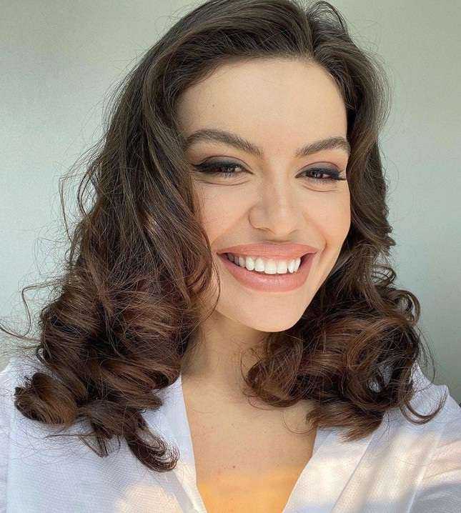 Hoa hậu Hoàn vũ Albania 2021 gây chú ý vì giống Angelina Jolie - 4