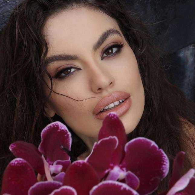 Hoa hậu Hoàn vũ Albania 2021 gây chú ý vì giống Angelina Jolie - 5