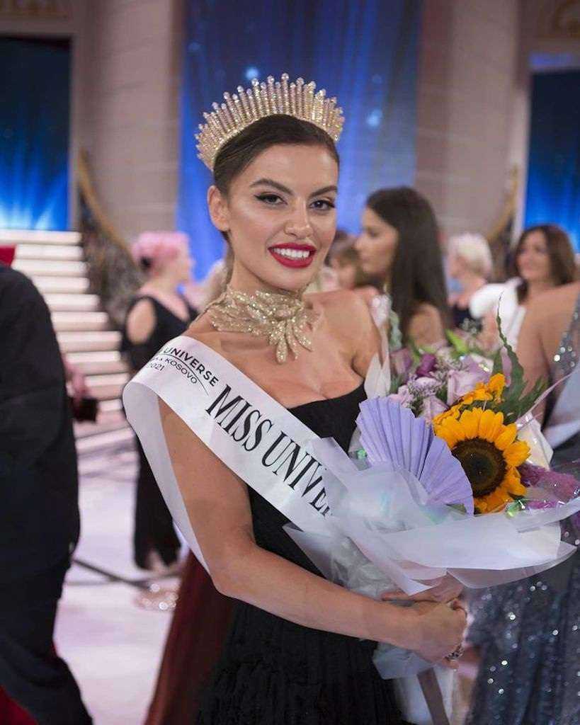 Hoa hậu Hoàn vũ Albania 2021 gây chú ý vì giống Angelina Jolie - 3