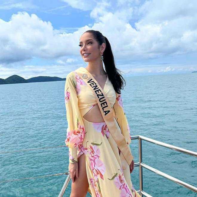 Thùy Tiên và dàn người đẹp của Hoa hậu Hòa bình 2021 khoe dáng với áo tắm - 11