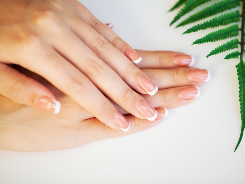 Kiểu nail sơn móng tay đầu móng trắng đã xuất hiện từ nhiều năm trước nhưng cho đến nay đây vẫn là mẫu nail được nhiều người yêu chuộng