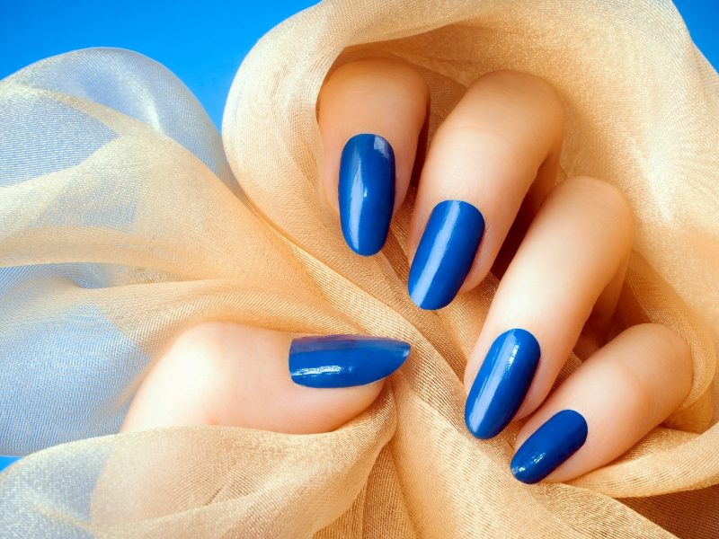Cách sơn nail tráng gương cực kỳ phù hợp với nền móng màu xanh coban