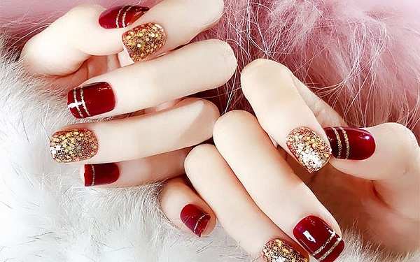 Mẫu nail Tết 2023 màu đỏ đính kim tuyến