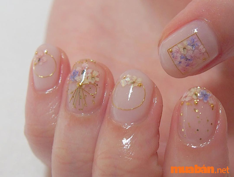 Mẫu nail hoa đẹp cho ngày Tết 2023