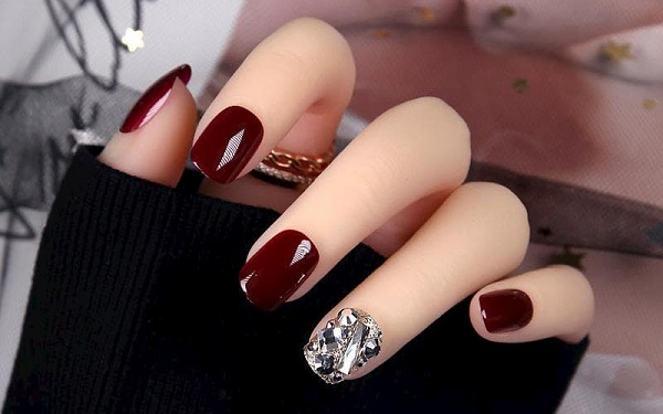 Mẫu nail màu đỏ rượu