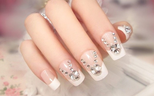 Mẫu nail đính đá kiểu Pháp trang nhã