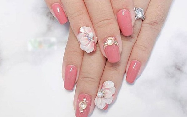 Mẫu nail đính đá màu hồng dễ thương