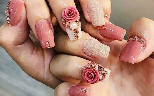 Mẫu nail Tết 2023 đính đá mix hoa bột