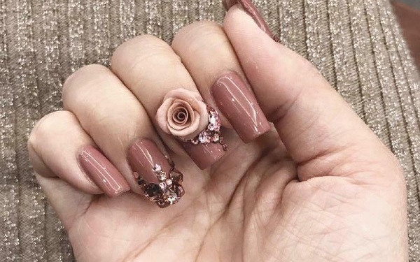 Mẫu nail đính đá màu nude thanh lịch