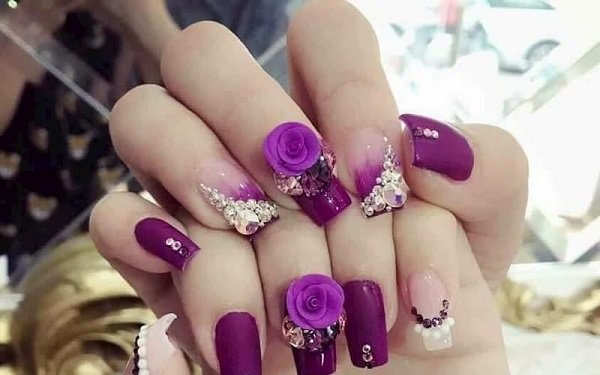 Mẫu nail đính đá màu tím mộng mơ