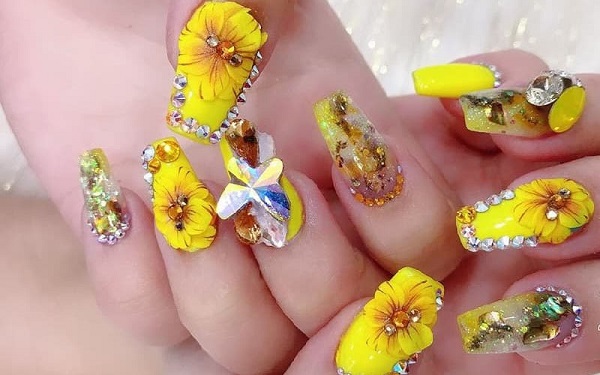 Mẫu nail Tết 2023 hoa mai