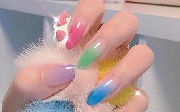 Mẫu nail trong suốt cầu vồng