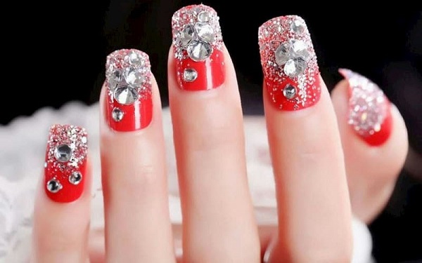 Mẫu nail màu đỏ đính đá