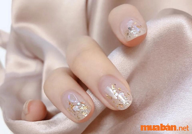 Mẫu nail Tết 2023 với xà cừ màu bạc sang trọng