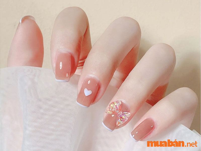 Mẫu nail xinh cho Tết Quý Mão 2023 với sơn thạch hồng và charm nơ đơn giản