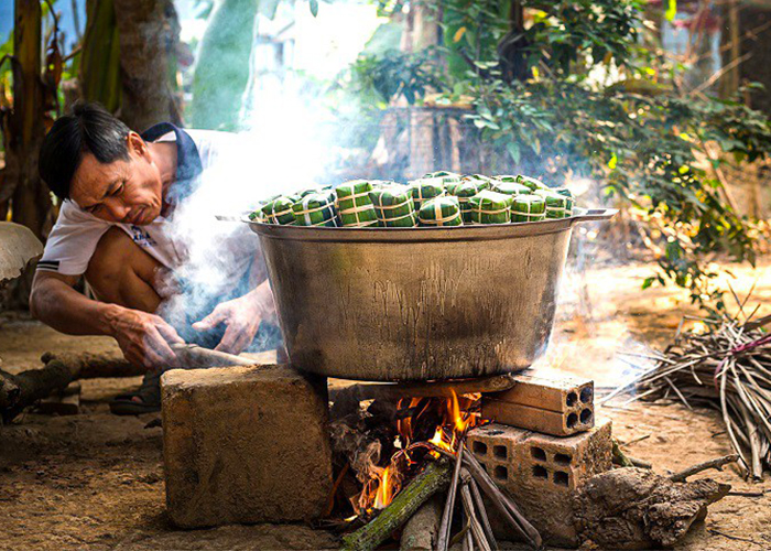 Nấu bánh tét ngày xuân