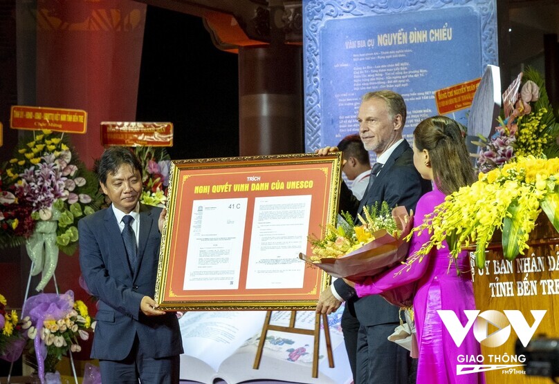 Ngài Christian Manhart - Trưởng đại diện Văn phòng UNESCO tại VN trao Nghị quyết vinh danh Nguyễn Đình Chiểu là Danh nhân văn hóa Thế Giới