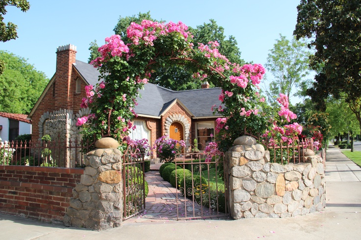 Những cổng nhà có hoa hồng leo lãng mạn đẹp đến &quot;lịm tim&quot; - Ảnh 1.