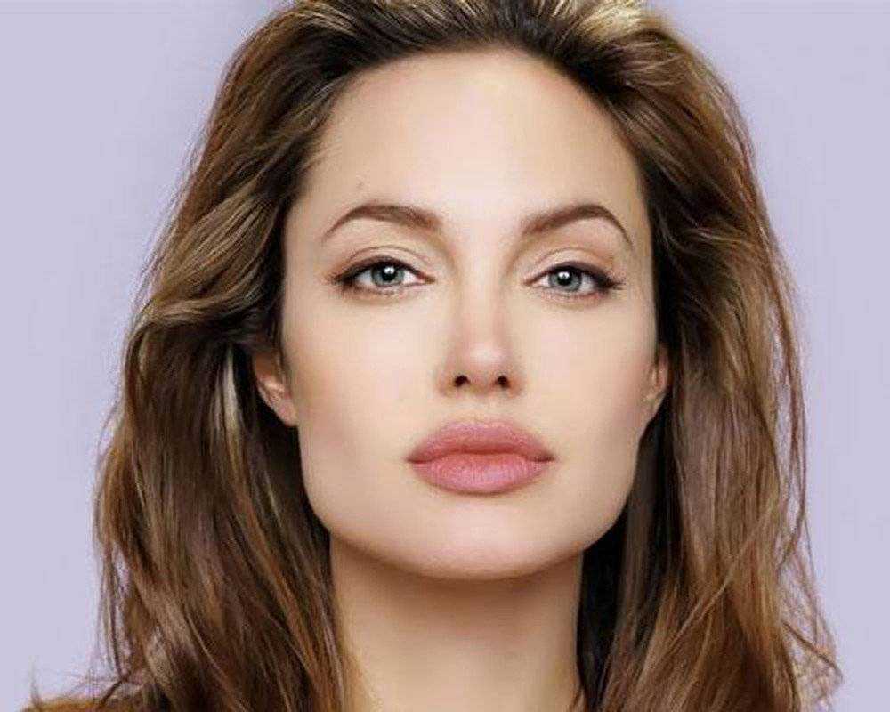 Angelina Jolie gây ấn tượng với đôi mắt màu xanh lá toát lên sức mạnh chinh phục và ẩn chứa sự huyền bí