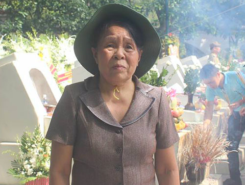 Bà La Thị Tám đi thắp hương cho 10 nữ thanh niên xung phong hi sinh tại ngã ba Đồng Lộc nhân dịp kỷ niệm ngày thương binh liệt sĩ. Ảnh: Đức Hùng