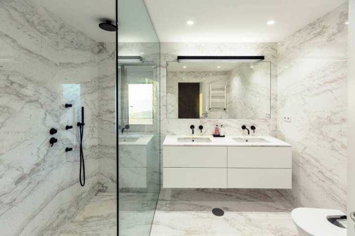 Nhà vệ sinh hiện đại sáng trắng với gạch ốp tường vân đá trắng đẹp mắt