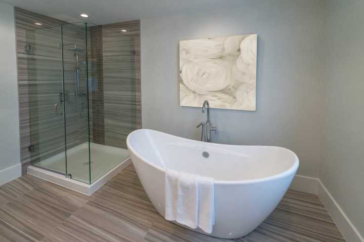 Nhà vệ sinh thiết kế đơn giản với bồn tắm đứng và bồn tắm sứ