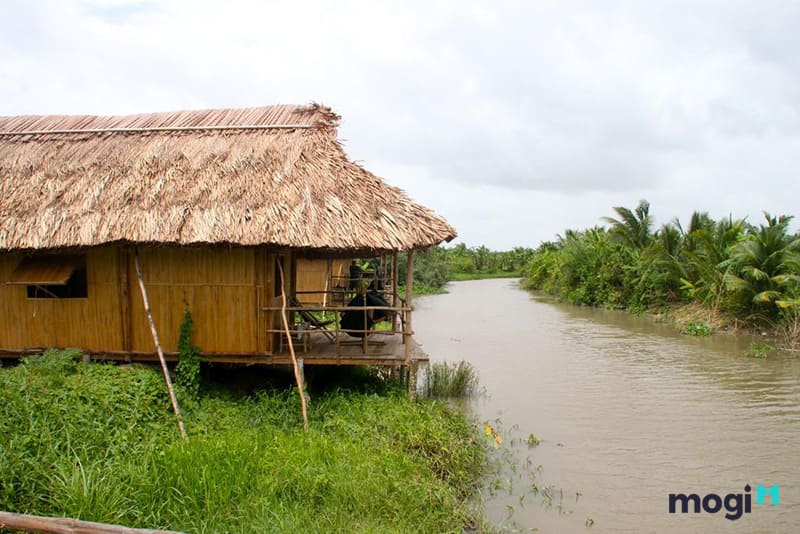 Nhà lá cạnh bờ sông