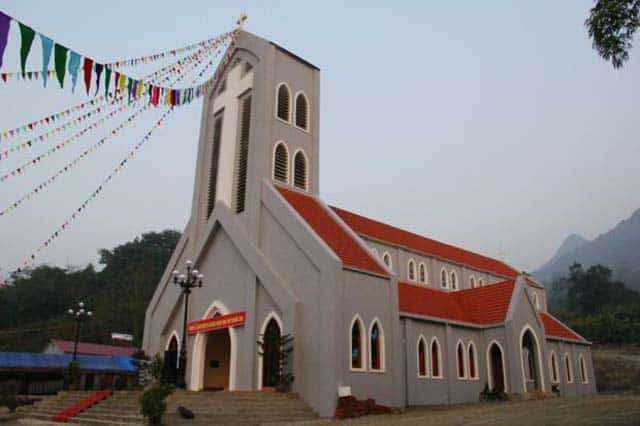 Kiến trúc nhà thờ pha lẫn với nét kiến trúc quen thuộc của người dân tộc (ẢNH ST)