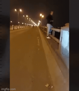 Nam thanh niên livestream ghi lại cảnh bản thân nhảy xuống từ cầu Thanh Trì khiến nhiều người hoảng hốt