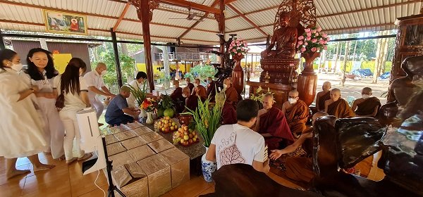 nhom kusala dhamma dang cung vat pham len 3 ngoi bau