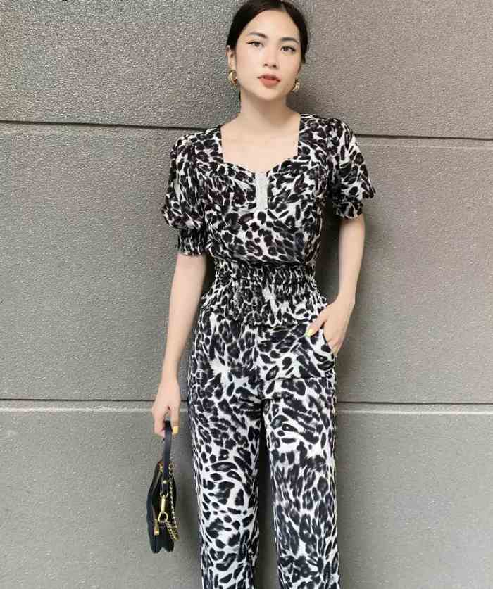 Với lối thiết kế độc đáo của outfit giúp chị em toát lên sự sang chảnh