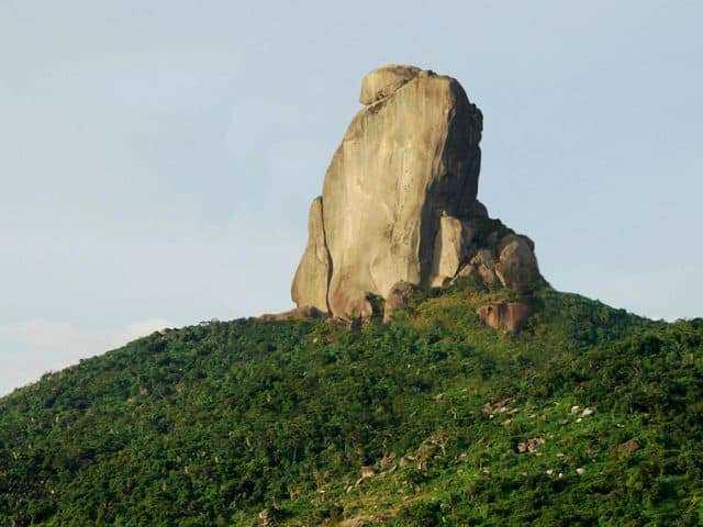 Bia đá lớn trên đỉnh núi (ẢNH ST)