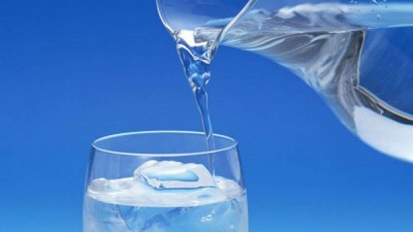 Nước cất là gì? Trong các phòng thí nghiệm, nước cất cũng được sản xuất bằng máy chưng cất bằng thuỷ tinh
