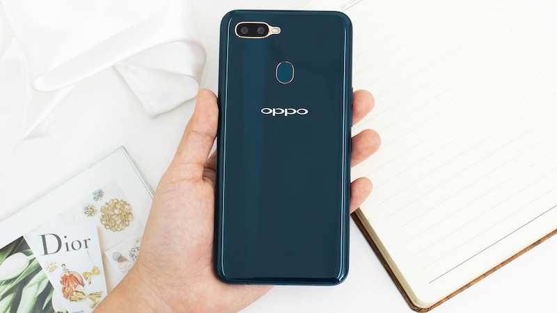 Khả năng cầm nắm thoải mái, chắc chắn trên điện thoại OPPO A7 chính hãng