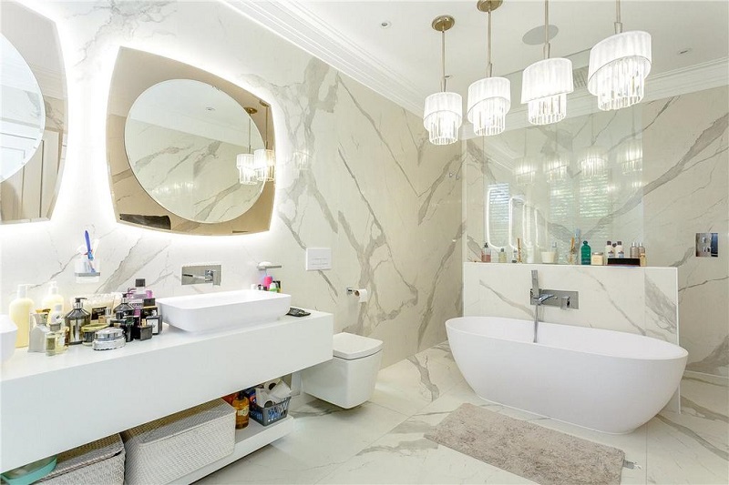 Nội thất phòng tắm đẹp với tường đá ngập tràn ánh sáng