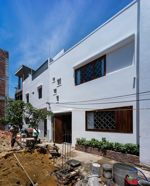 Ngôi nhà mới xây nằm trong một con hẻm nhỏ thuộc quận Sơn Trà (thành phố Đà Nẵng). 