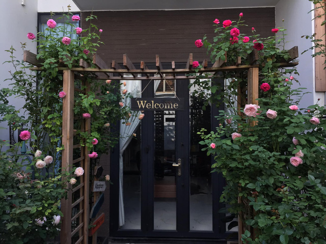 Ngôi nhà hoa hồng tuyệt đẹp giữa Sài Gòn: Chủ nhân là cao thủ, tiết lộ bí quyết chăm mảnh vườn 40m2 với vài chục giống hồng ngoại, hoa nở rực rỡ tỏa hương thơm khắp chốn - Ảnh 4.