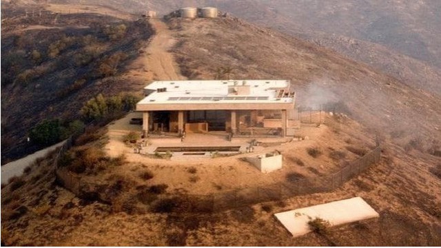 Ngôi nhà chỉ bị cháy xung quanh sườn đồi.