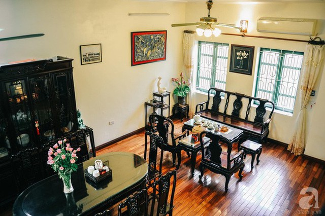 Căn nhà được làm đẹp bởi nội thất và cách trang trí phảng phất phong cách Hà Nội xưa.