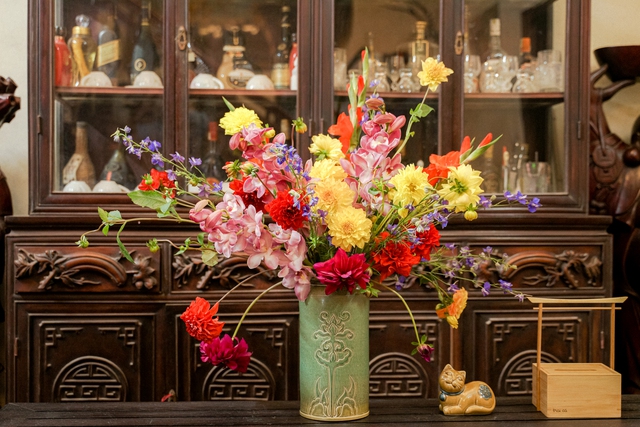 Tết này nhà bạn nên có một bình hoa tổng hợp và đây là cách cắm vừa đẹp vừa dễ từ những loại hoa truyền thống - Ảnh 8.