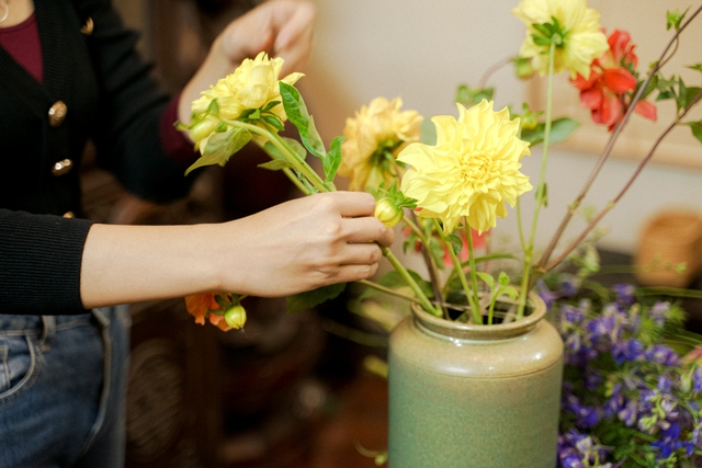 Tết này nhà bạn nên có một bình hoa tổng hợp và đây là cách cắm vừa đẹp vừa dễ từ những loại hoa truyền thống - Ảnh 3.