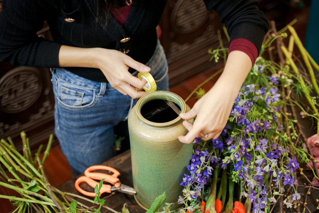 Tết này nhà bạn nên có một bình hoa tổng hợp và đây là cách cắm vừa đẹp vừa dễ từ những loại hoa truyền thống - Ảnh 2.