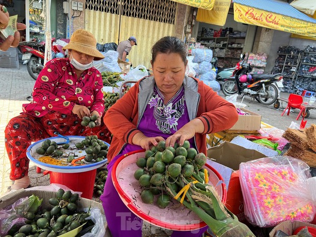 Bán 500 đĩa trầu cau/ngày, tiểu thương kiếm tiền triệu dịp Tết - Ảnh 6.