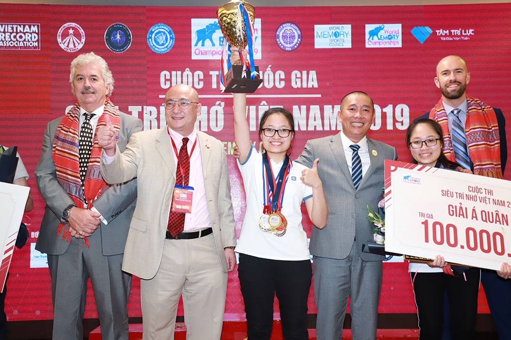 Phương Trinh giành chức quán quân Siêu trí nhớ VN 2019 Ảnh: NVCC